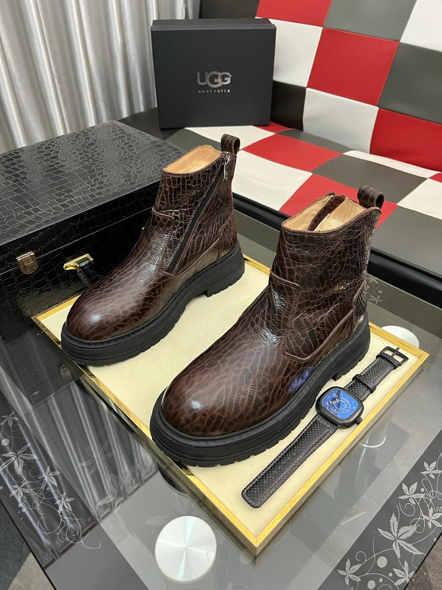 Ex-factory price: 680⌚️⌚️Thick wool imported from Australia Brand: UGG genuine purchasing agent Size: 39-44 (45 customized) Grade: Official website 1:1 Material: First layer of genuine leather waterproof and antifreeze upper Real wool lining Original non-slip and wear-resistant outsole Style category: Men's casual shoes Trendy style Comfortable on the feet Color: Official website color synchronization
